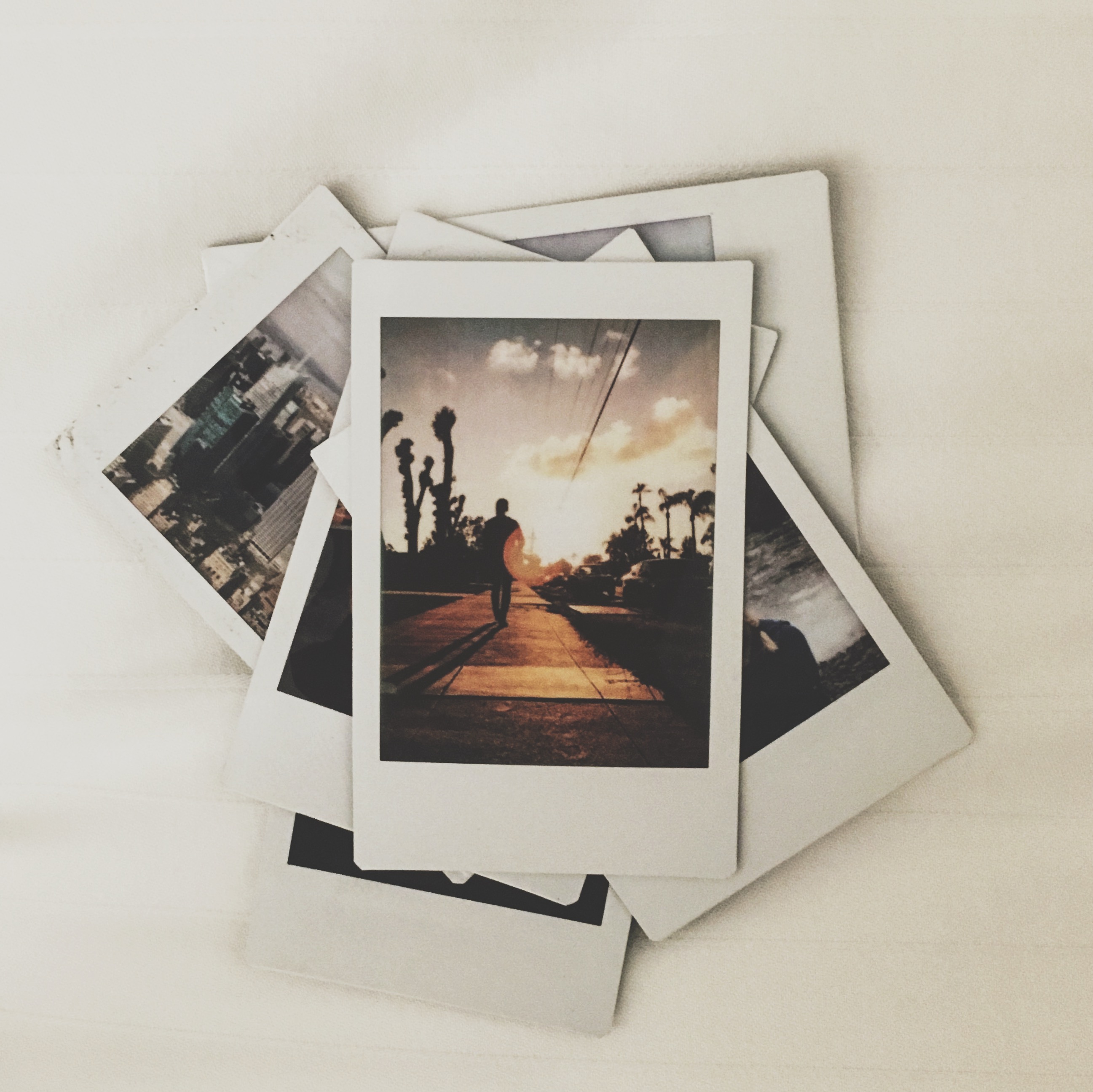 Instax Sofortbildkamera mit frisch entwickeltem Bild