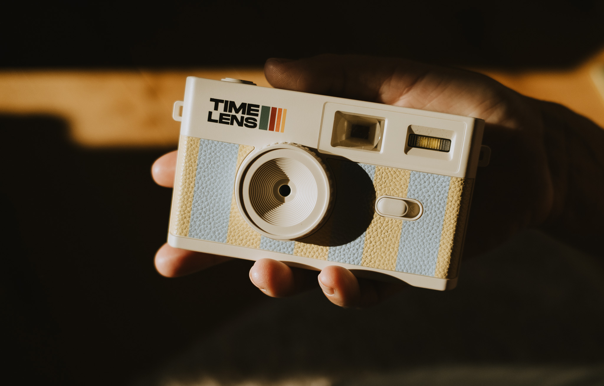 Retro-Digitalkamera auf einem Tisch